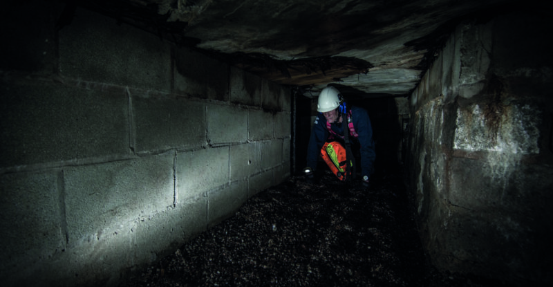 Begehung von engen Räumen, Schächten und Behältern Begehung von engen Räumen, Schächten und Behältern